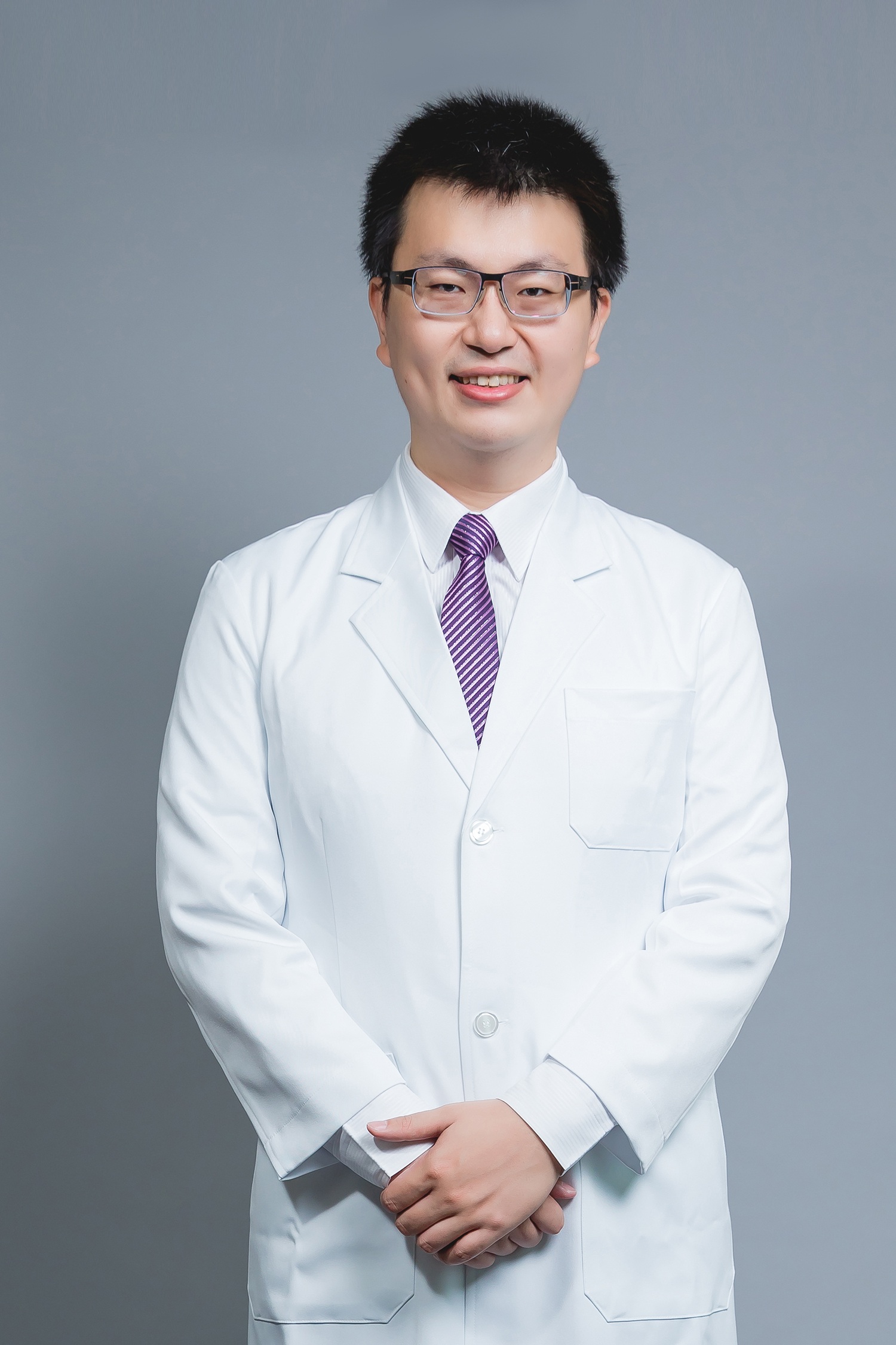余爵至醫師個人形象照